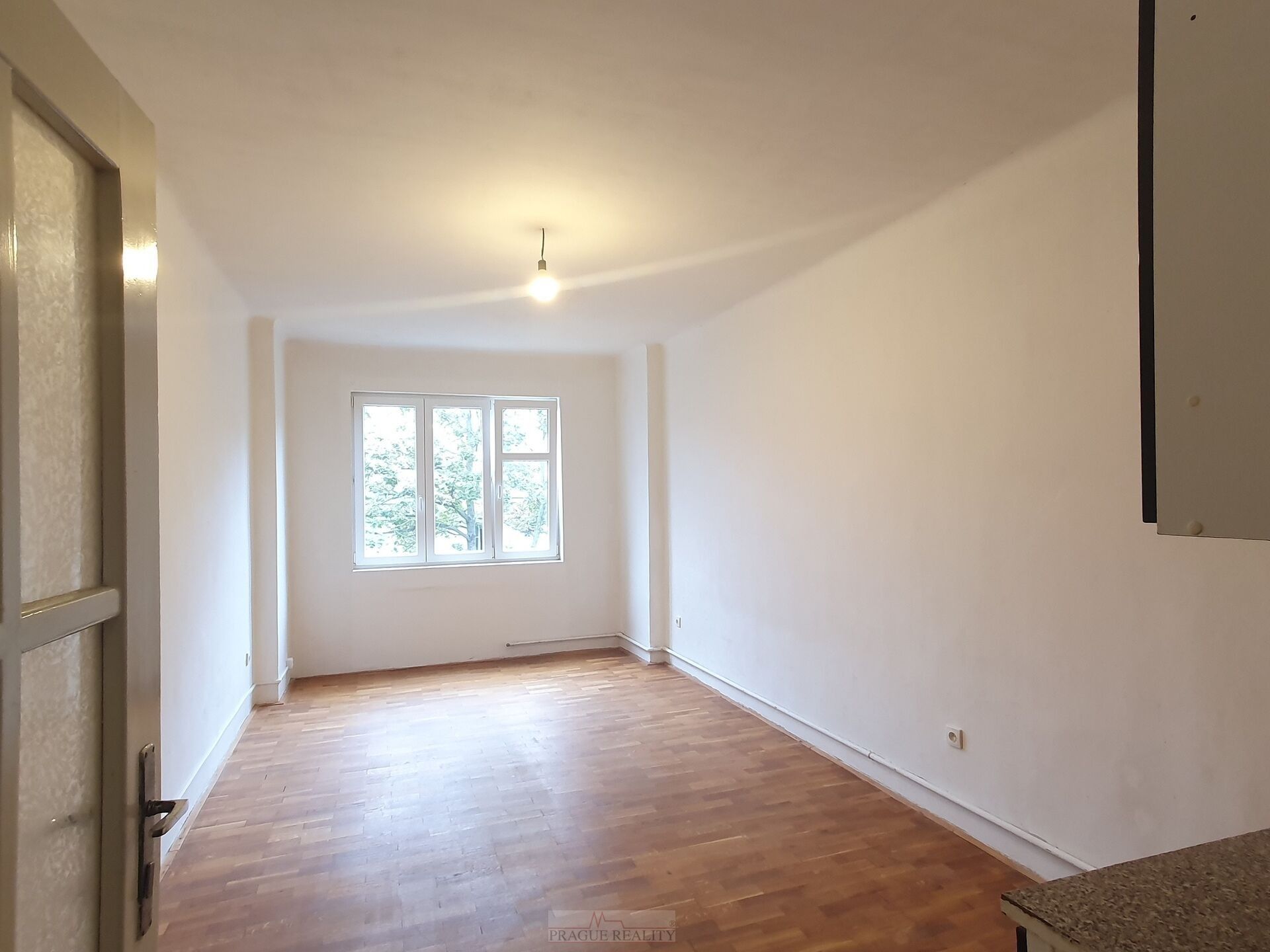 Pronájem byt 1+kk - Biskupcova, Praha, 27 m²