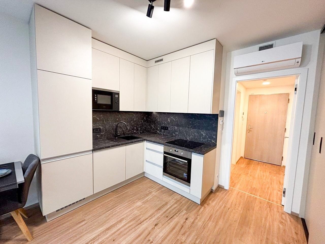 Pronájem byt 1+kk - Malešická, Praha, 37 m²