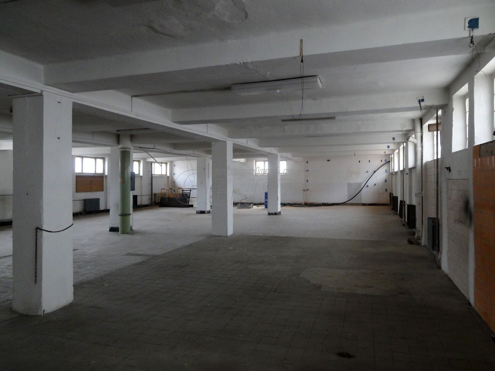 Sklady, U Tonasa, Ústí nad Labem, 2 200 m²