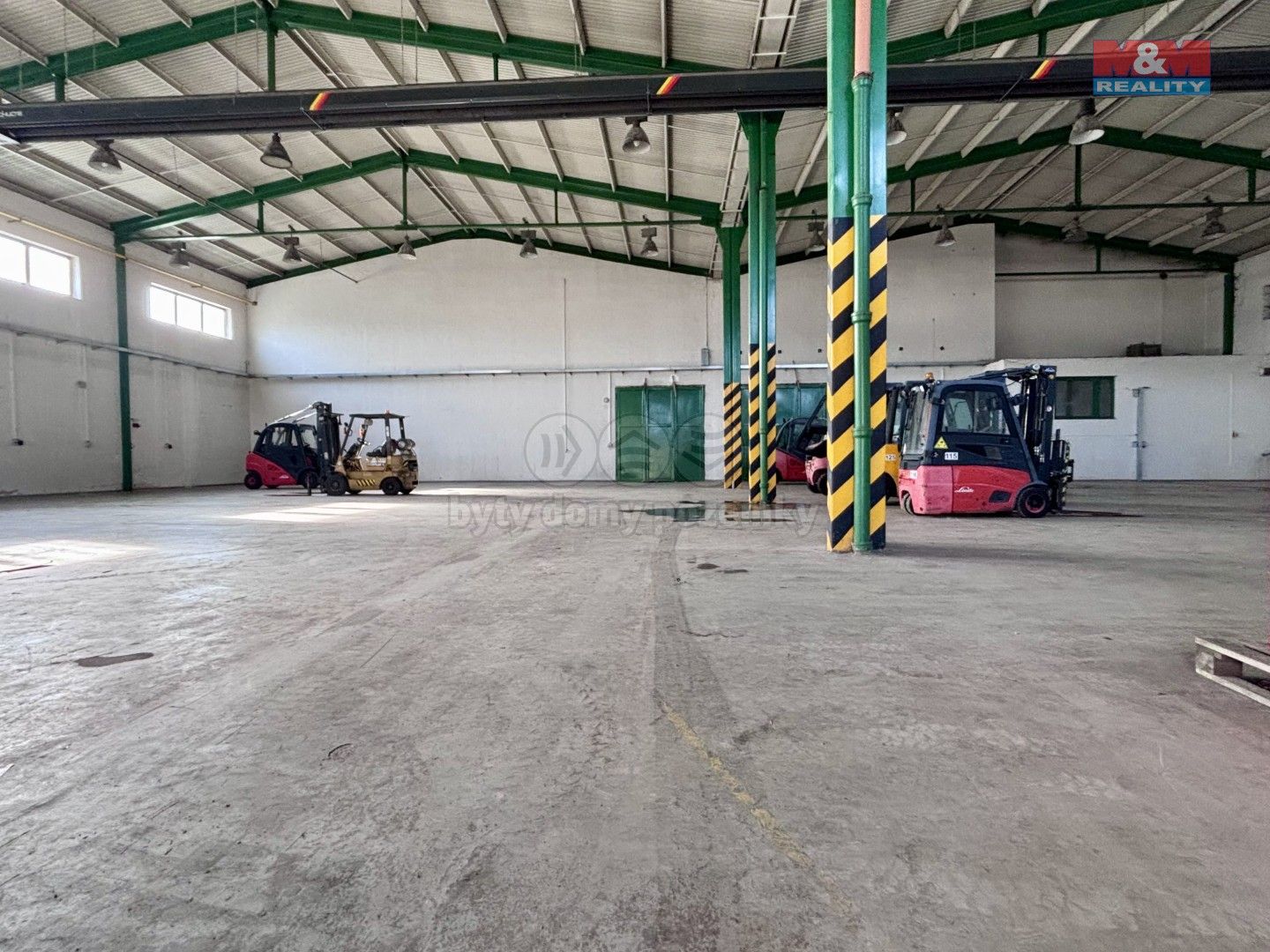 Sklady, Čestice, 888 m²