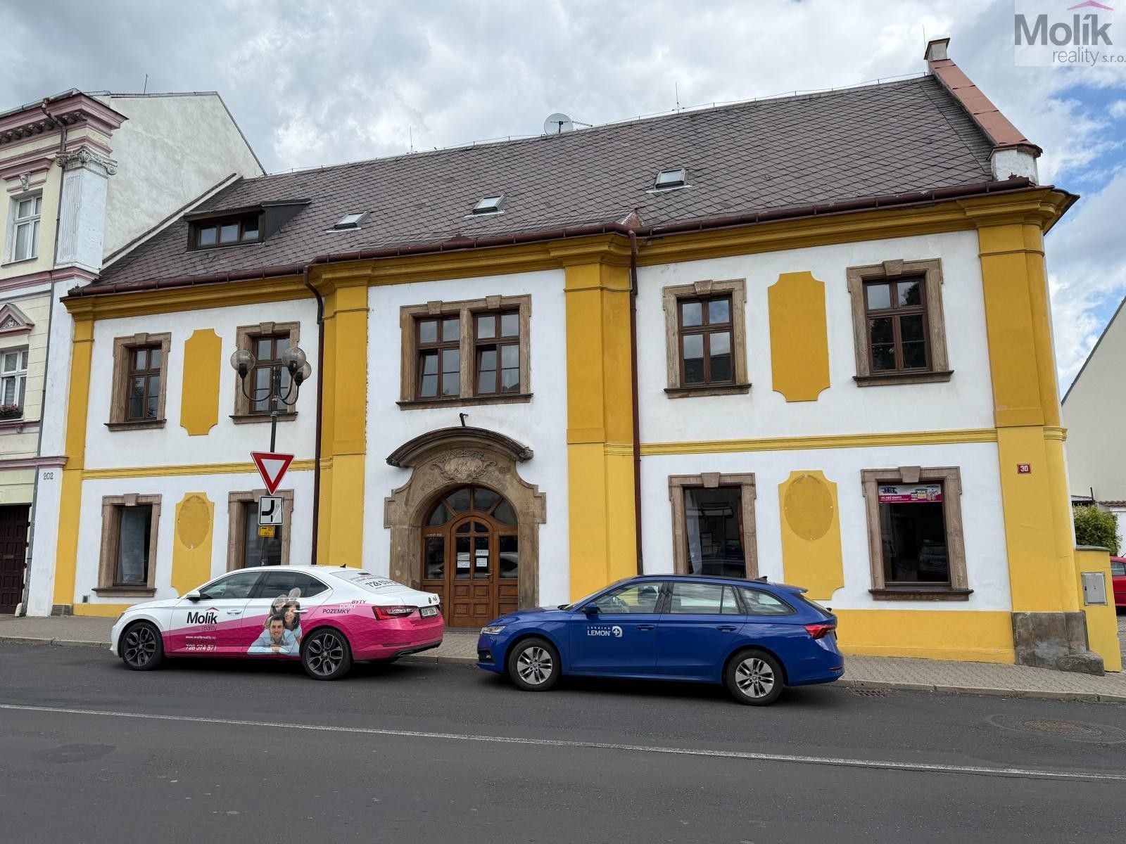 Obchodní prostory, náměstí Klášterní, Osek, 151 m²