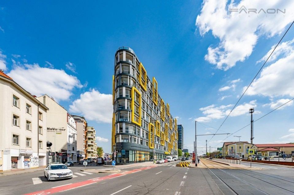 Pronájem obchodní prostory - Českomoravská, Praha, 268 m²