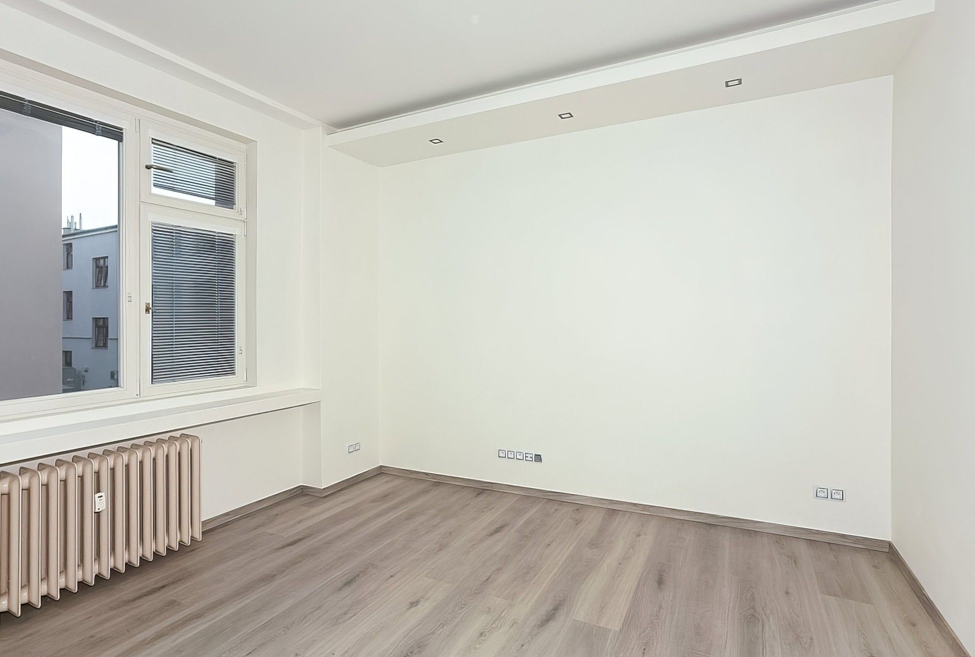 Pronájem byt 1+kk - Thámova, Praha, 22 m²