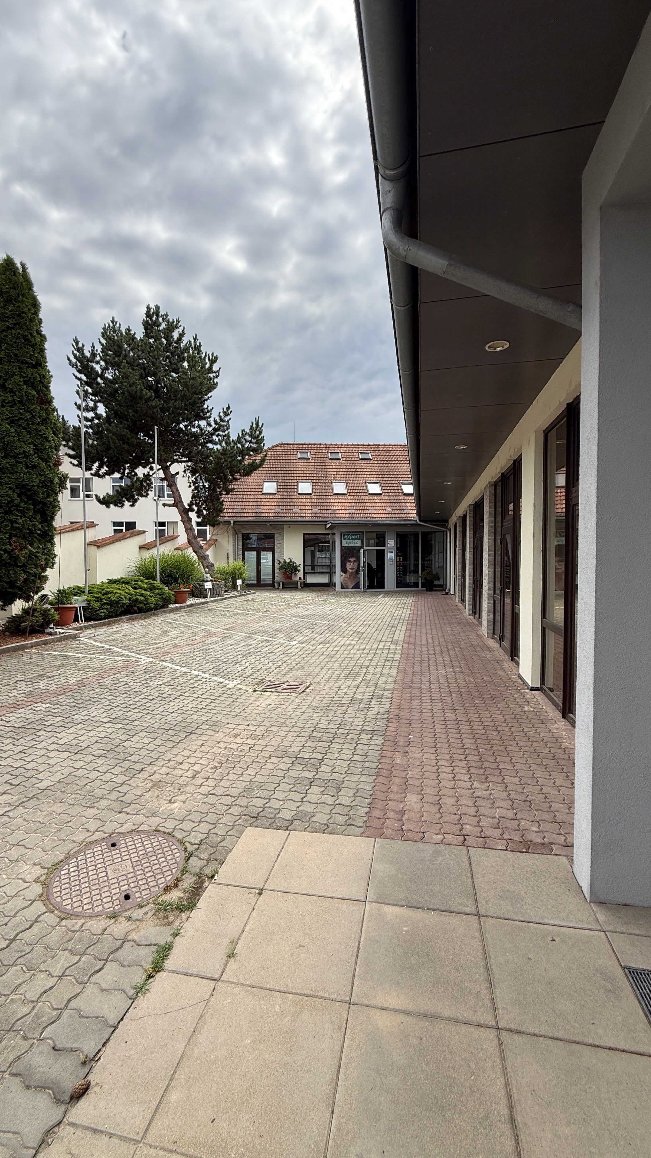 Kanceláře, Komín, 715 m²