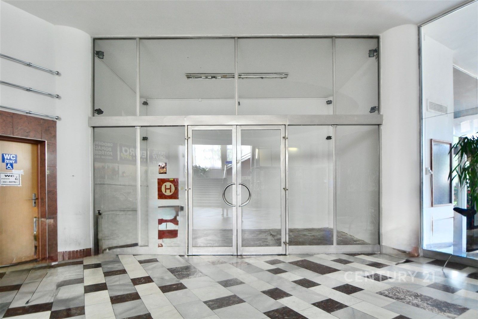 Obchodní prostory, tř. Spojenců, Otrokovice, 18 m²