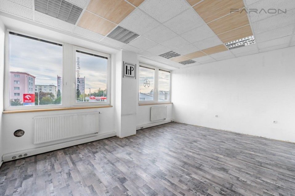 Pronájem obchodní prostory - Průběžná, Praha, 297 m²