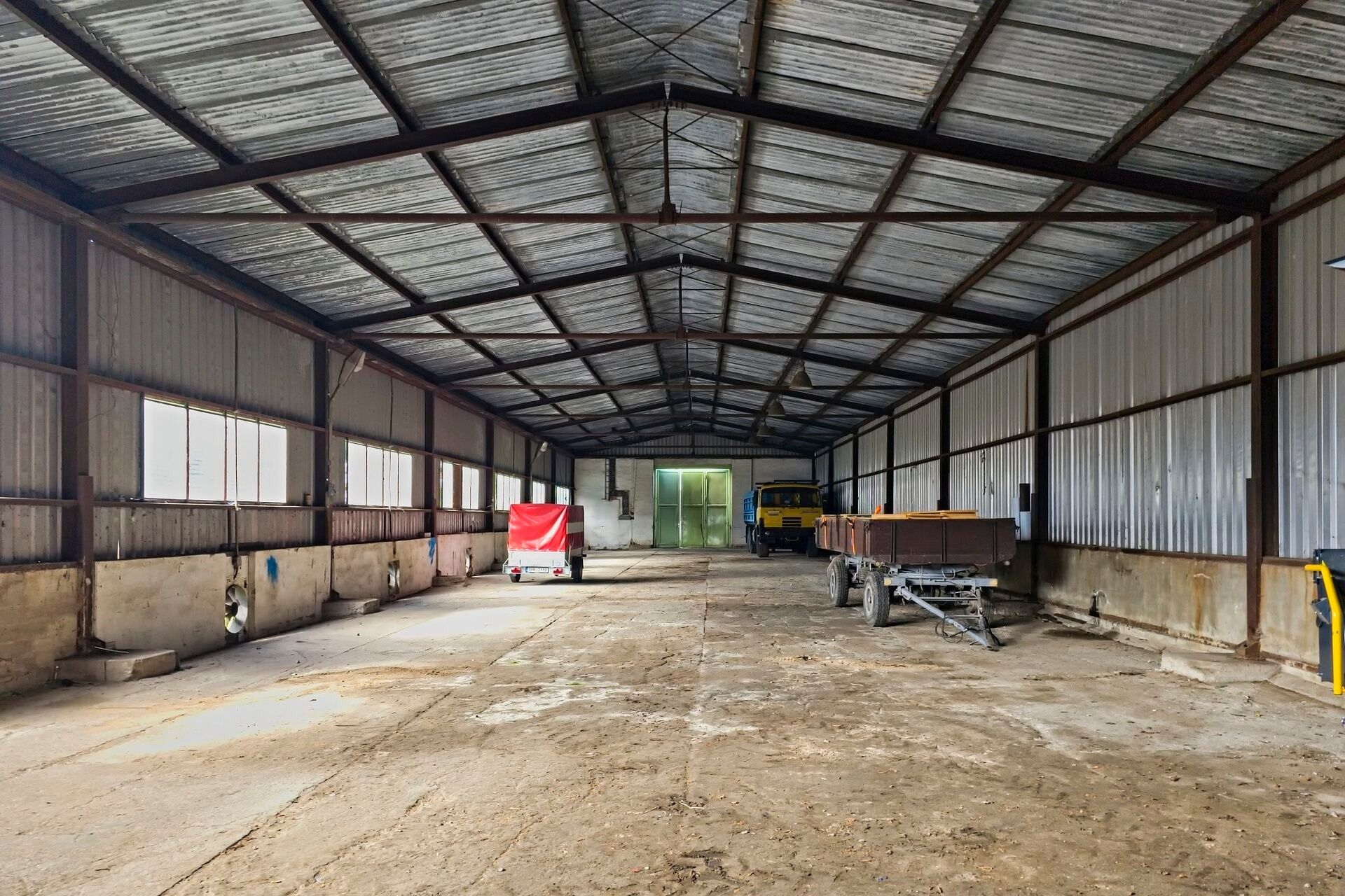 Sklady, Lično, 695 m²