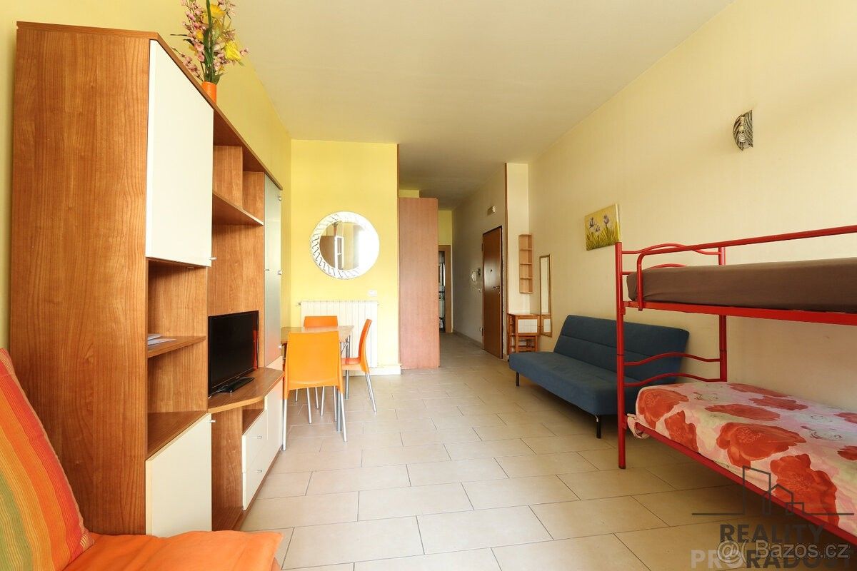 Byty, 987 66, Zahraničí