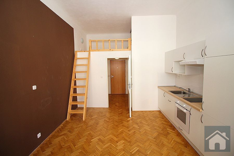 Pronájem byt 1+kk - Orebitská, Praha, 25 m²