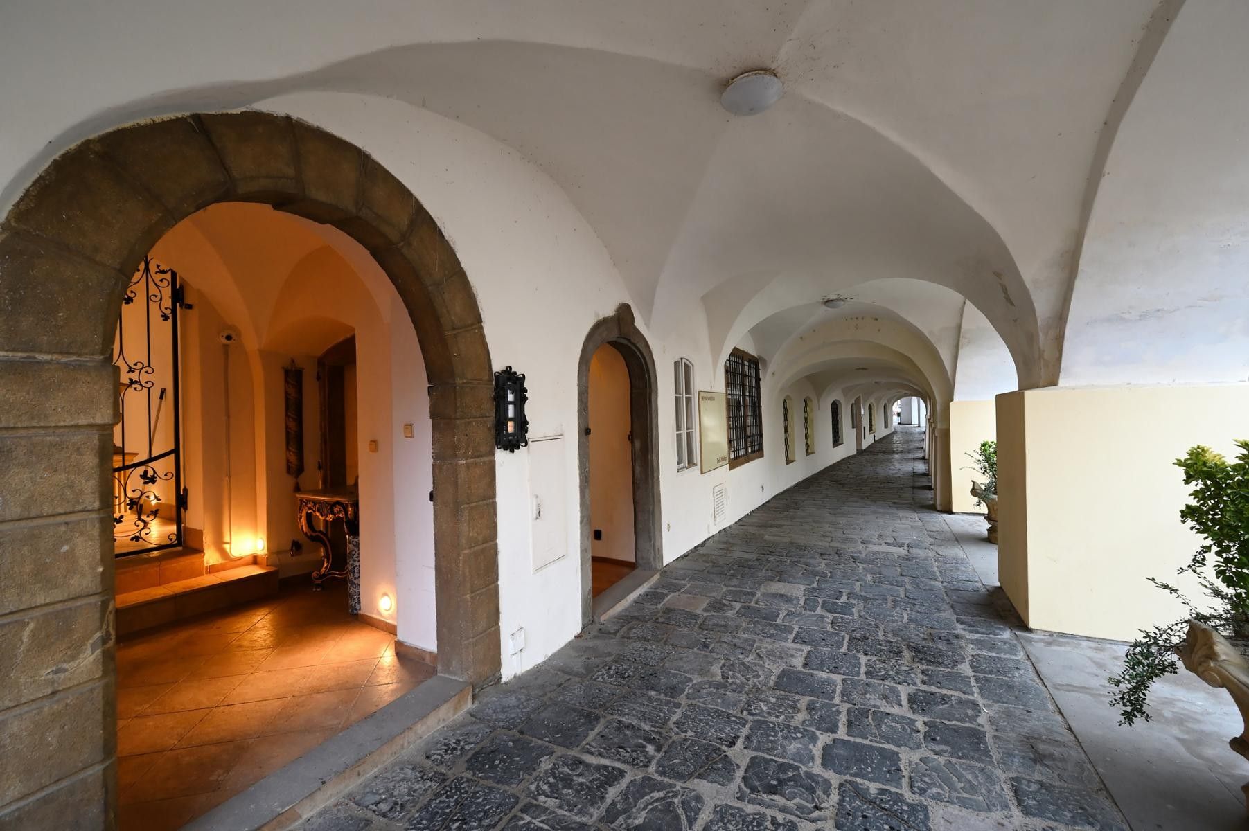 Restaurace, Maltézské náměstí, Praha, 71 m²