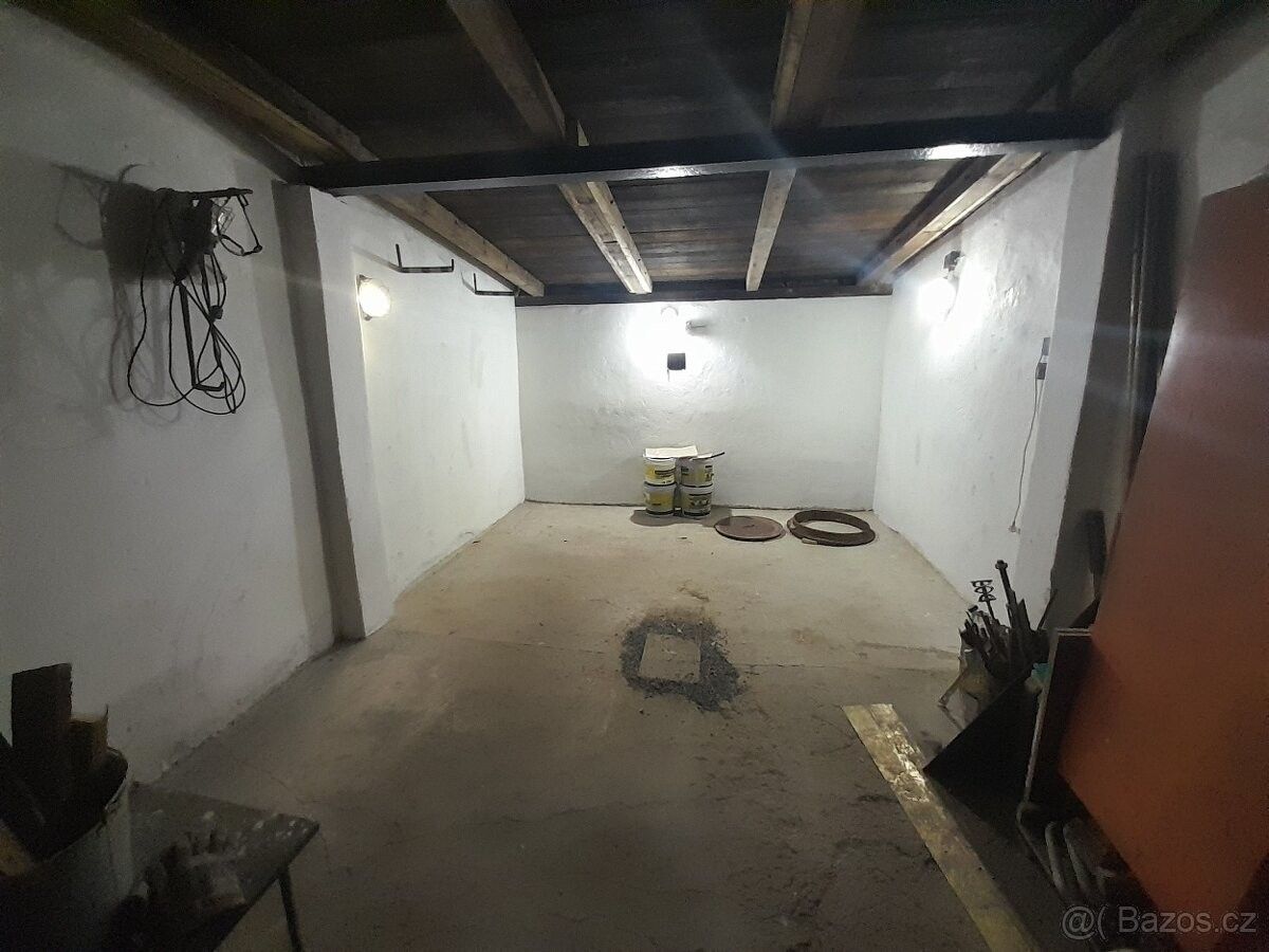 Garáže, Ostrava, 720 00