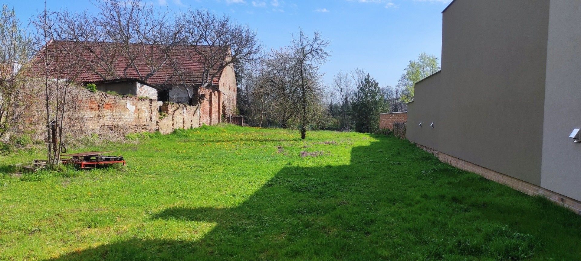 Prodej pozemek pro bydlení - Komořany, 1 496 m²