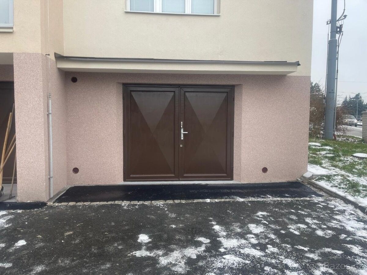 Garáže, Plzeň, 318 00