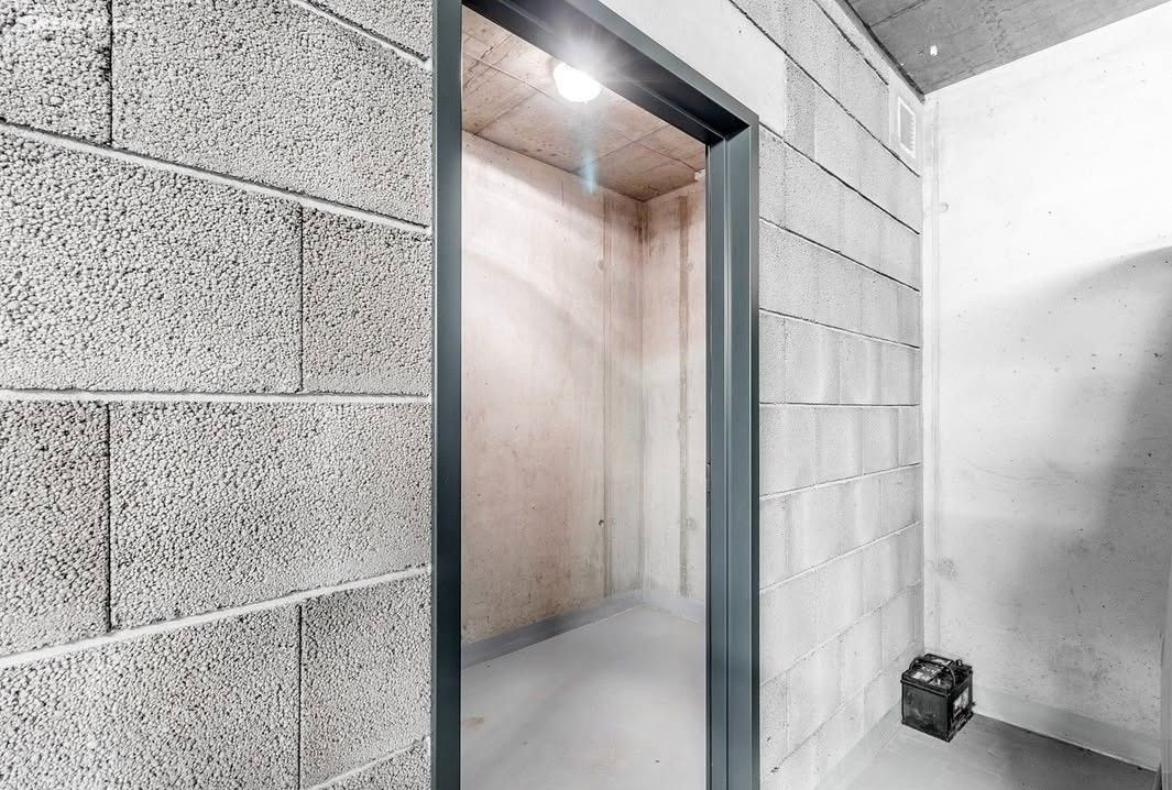 Sklady, Praha, 180 00