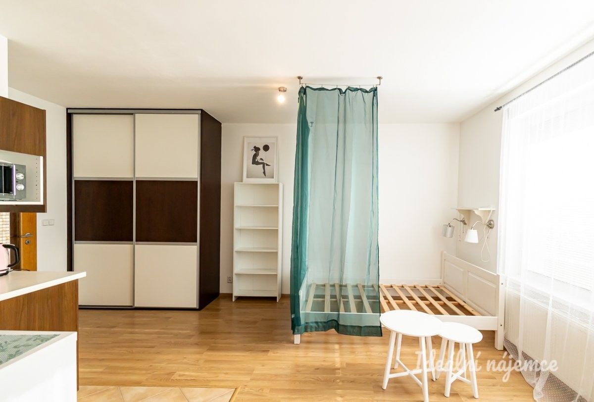 Pronájem byt 1+kk - Miroslava Hajna, Praha, 35 m²