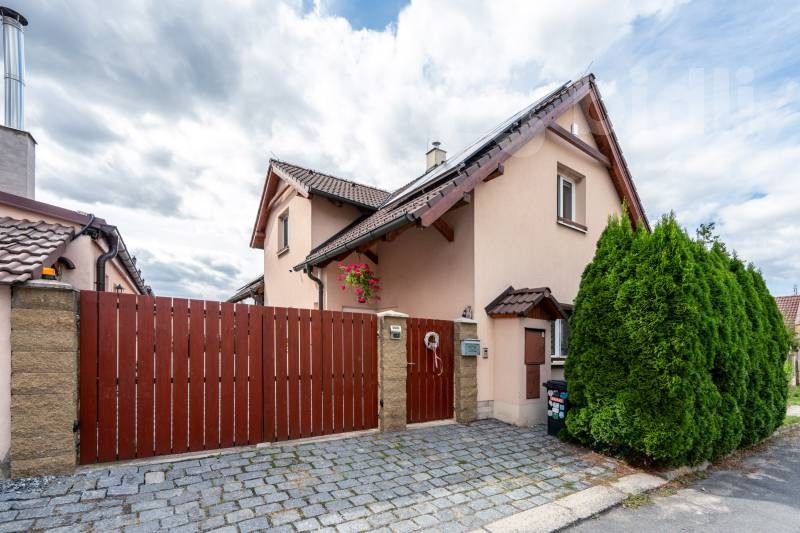 Rodinné domy, Bříství, 242 m²