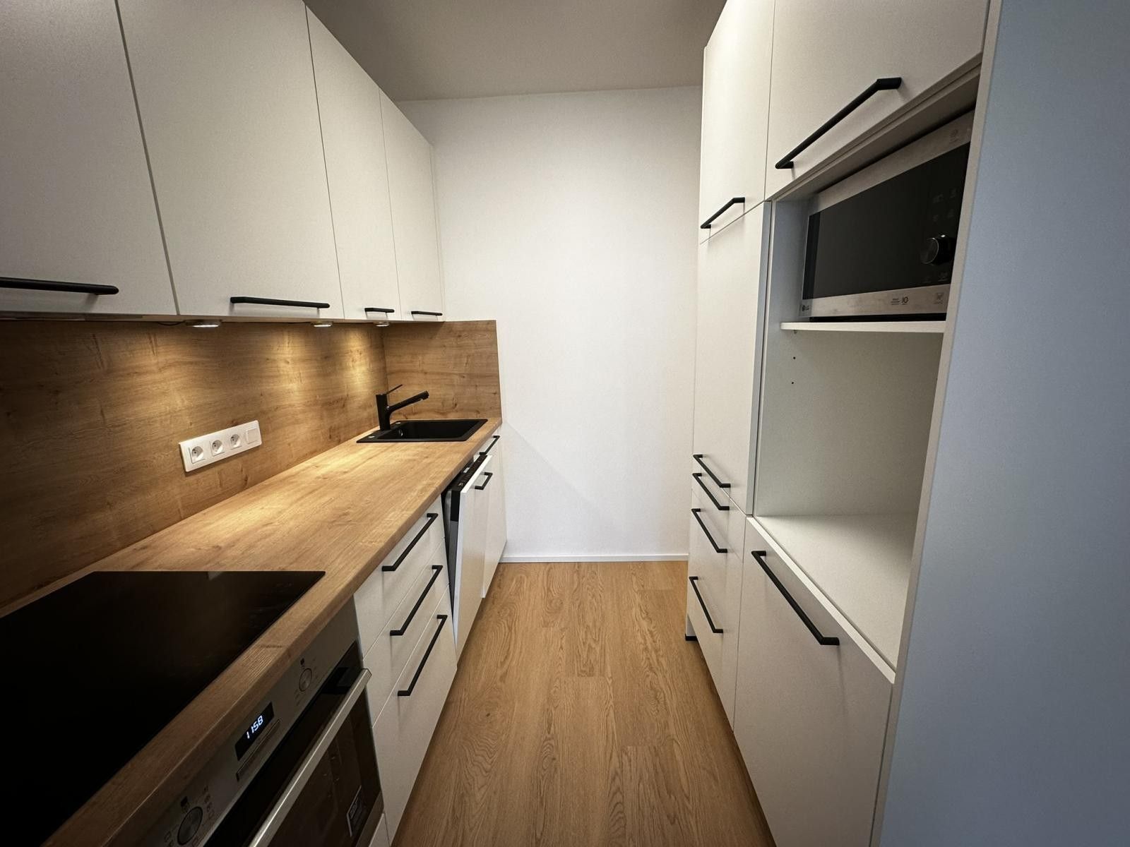 Pronájem byt 2+kk - Trávníčkova, Praha, 43 m²