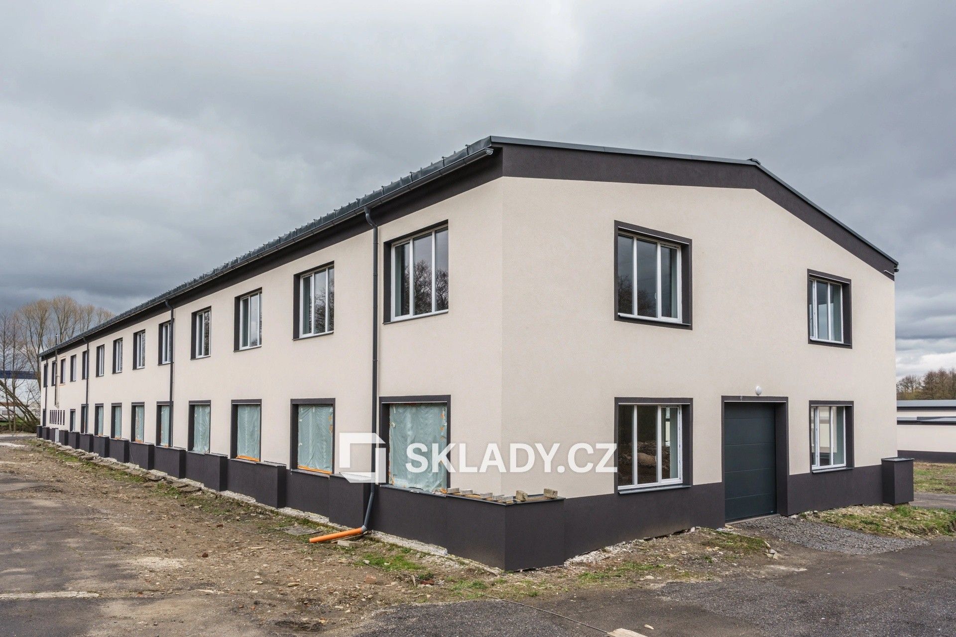 Sklady, Ostrov, 846 m²