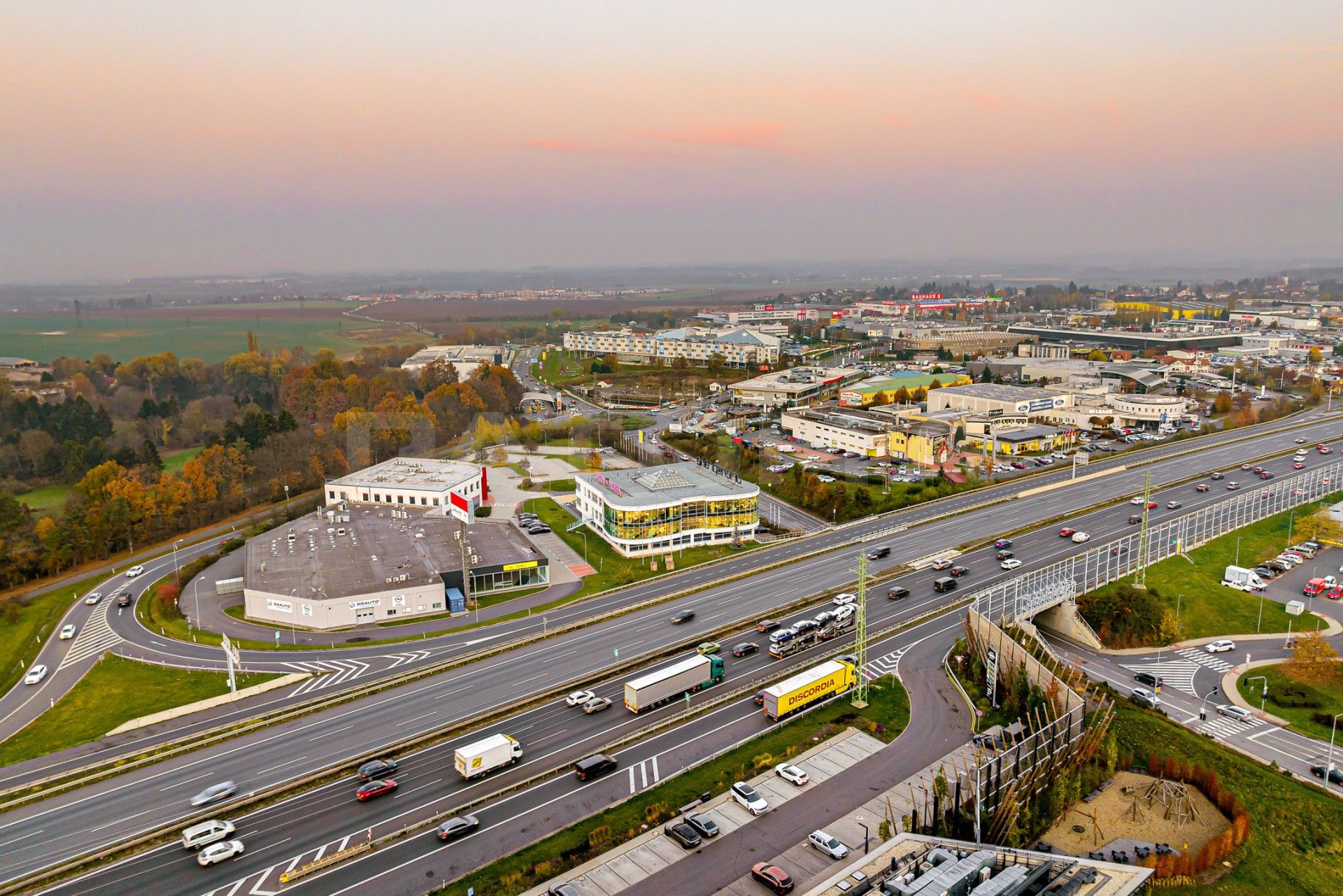 Pronájem obchodní prostory - Uhříněveská, Průhonice, 3 320 m²