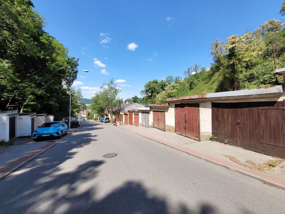 Garáže, Brno, 616 00