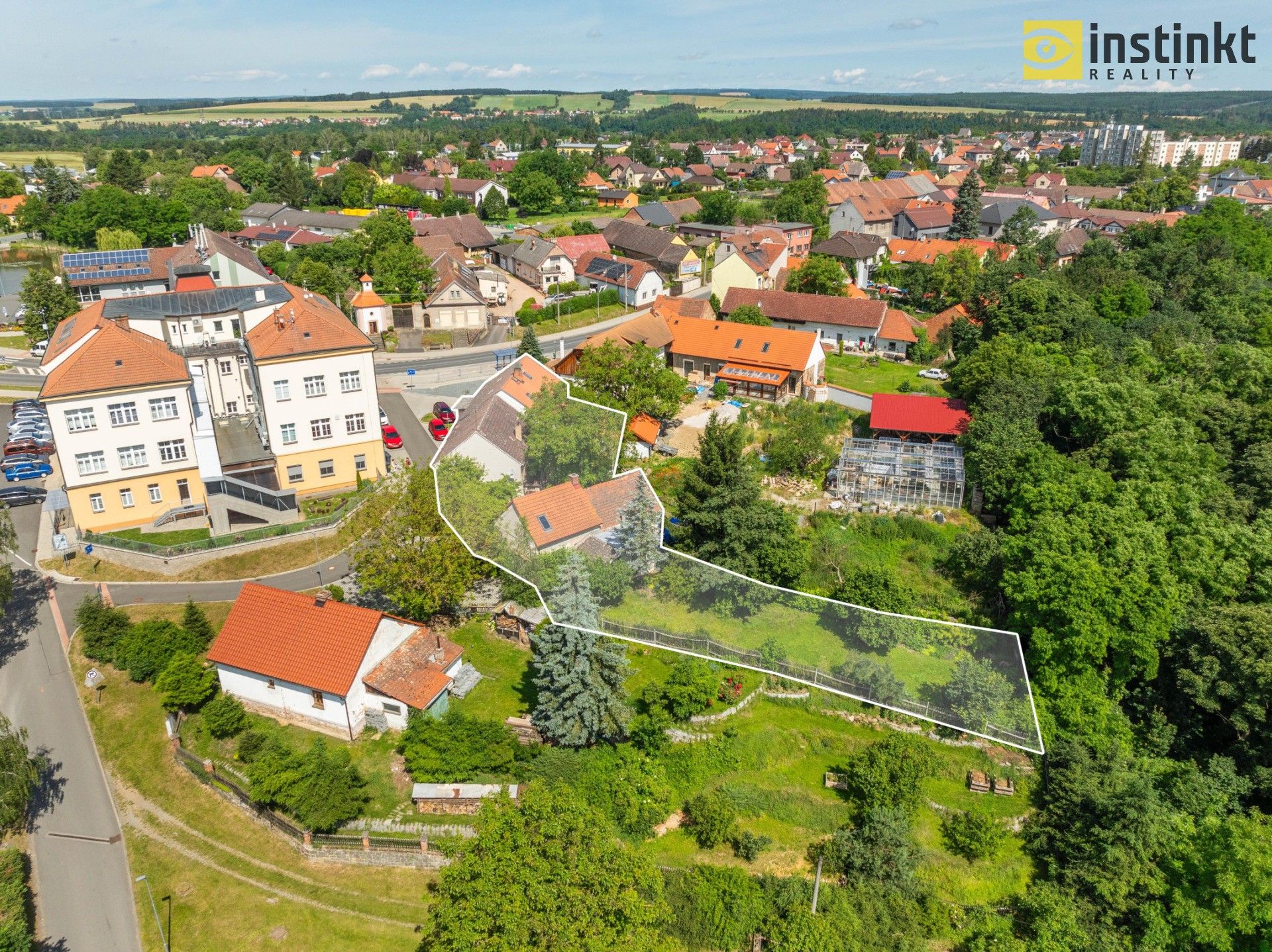 Rodinné domy, nám. Čsl. legií, Chrást, 320 m²