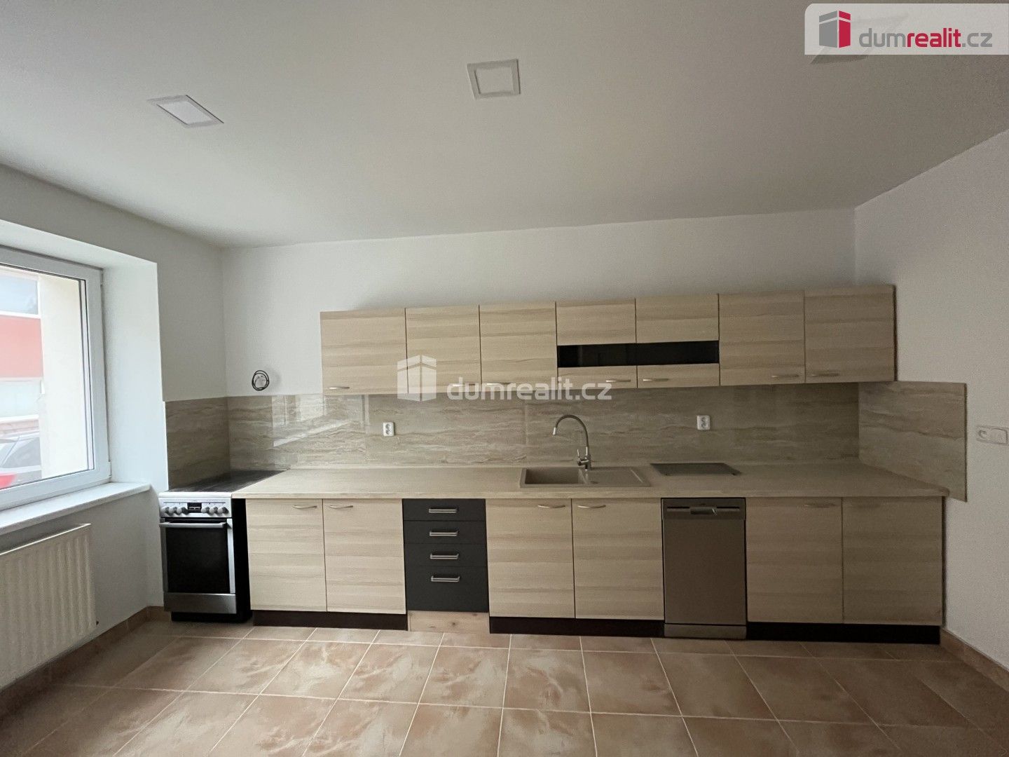 Pronájem rodinný dům - Modlany, 204 m²