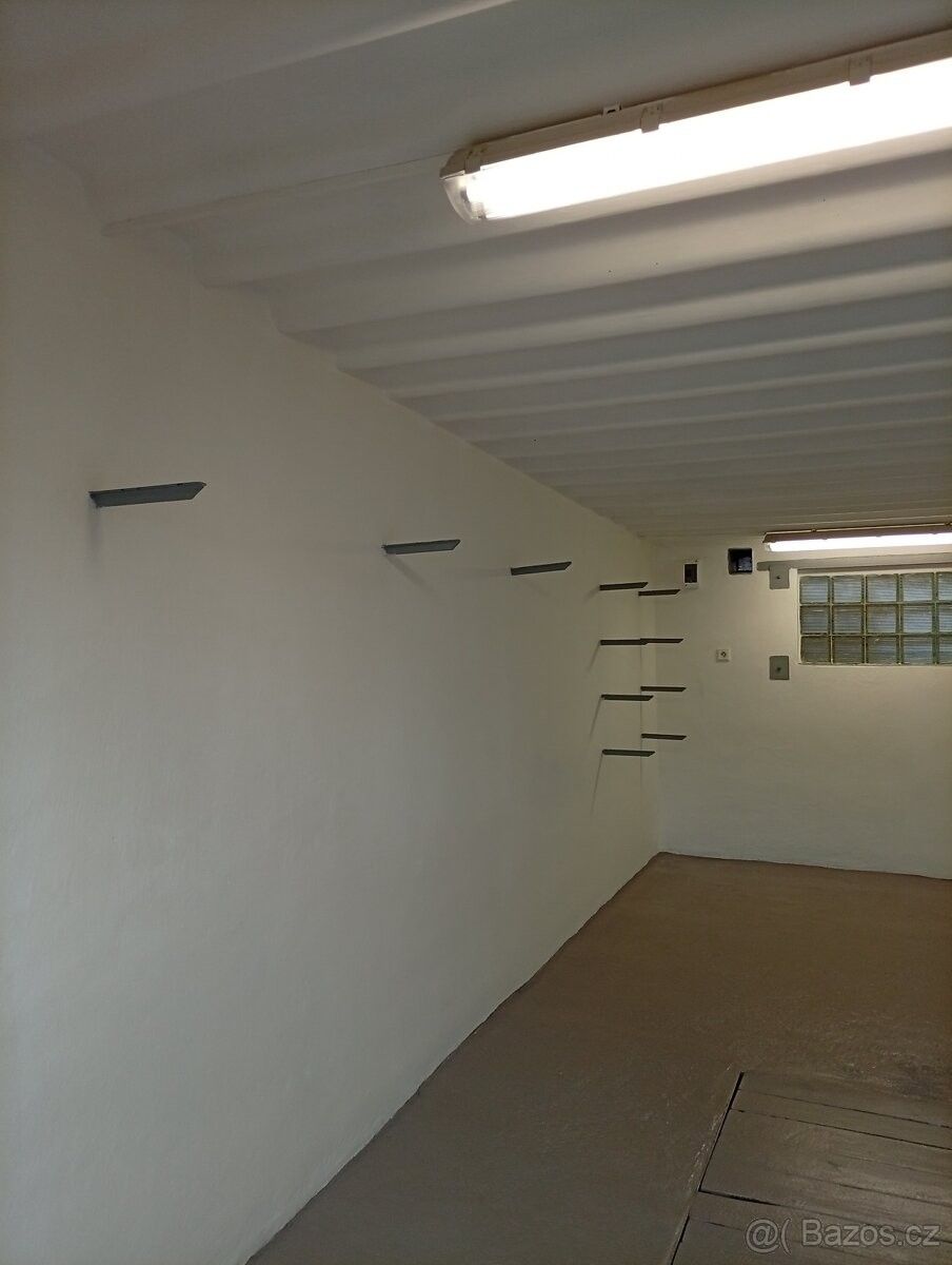 Garáže, Uherský Brod, 688 01