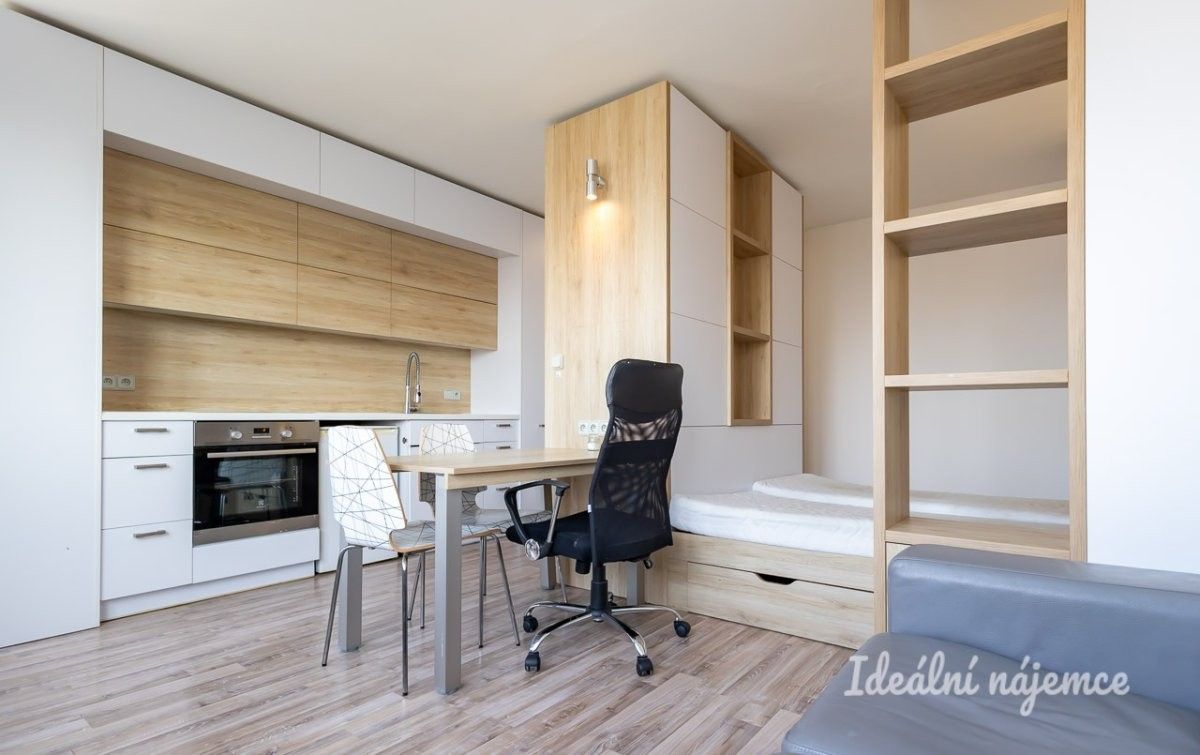 Pronájem byt 1+kk - Platanová, Praha, 31 m²