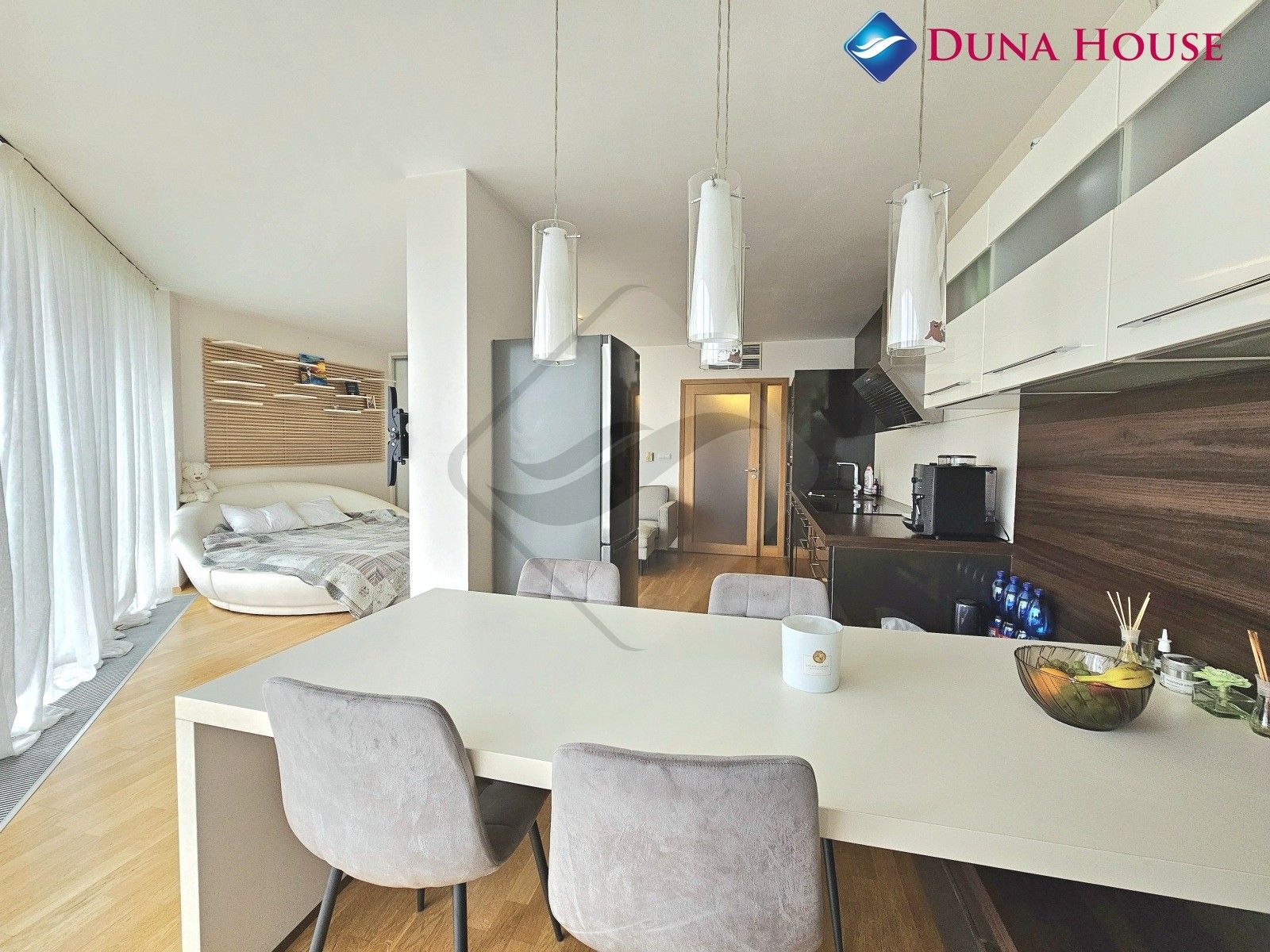 Pronájem byt 1+kk - Ke kapslovně, Praha, 64 m²