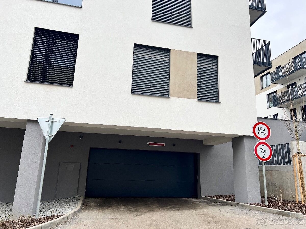 Garáže, Praha, 130 00