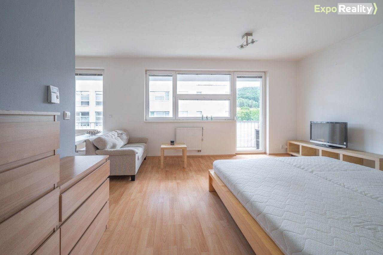 Pronájem byt 1+kk - Nad Ovčírnou I, Zlín, 42 m²