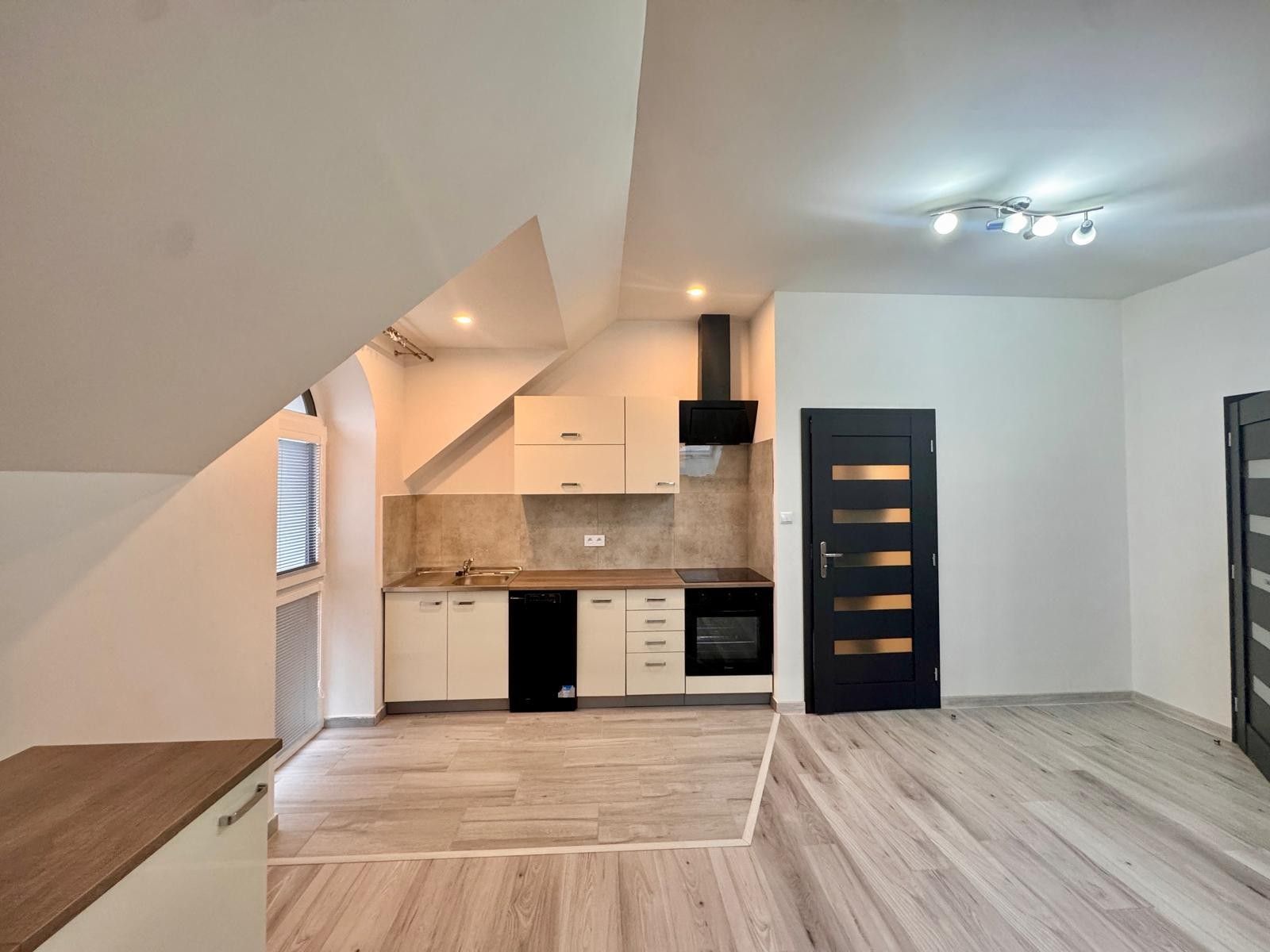 3+kk, Vilová, Praha, 76 m²