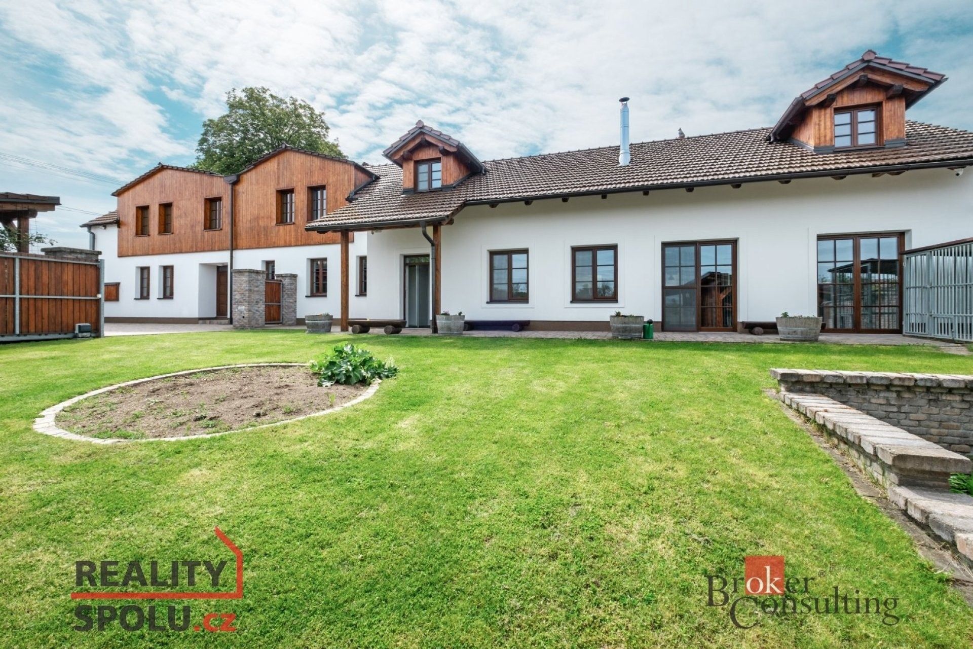 Prodej rodinný dům - Ronov, Ořechov, 470 m²