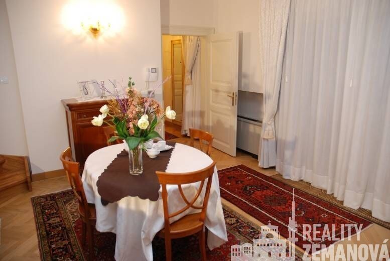 Pronájem byt 1+kk - Italská, Praha, 38 m²