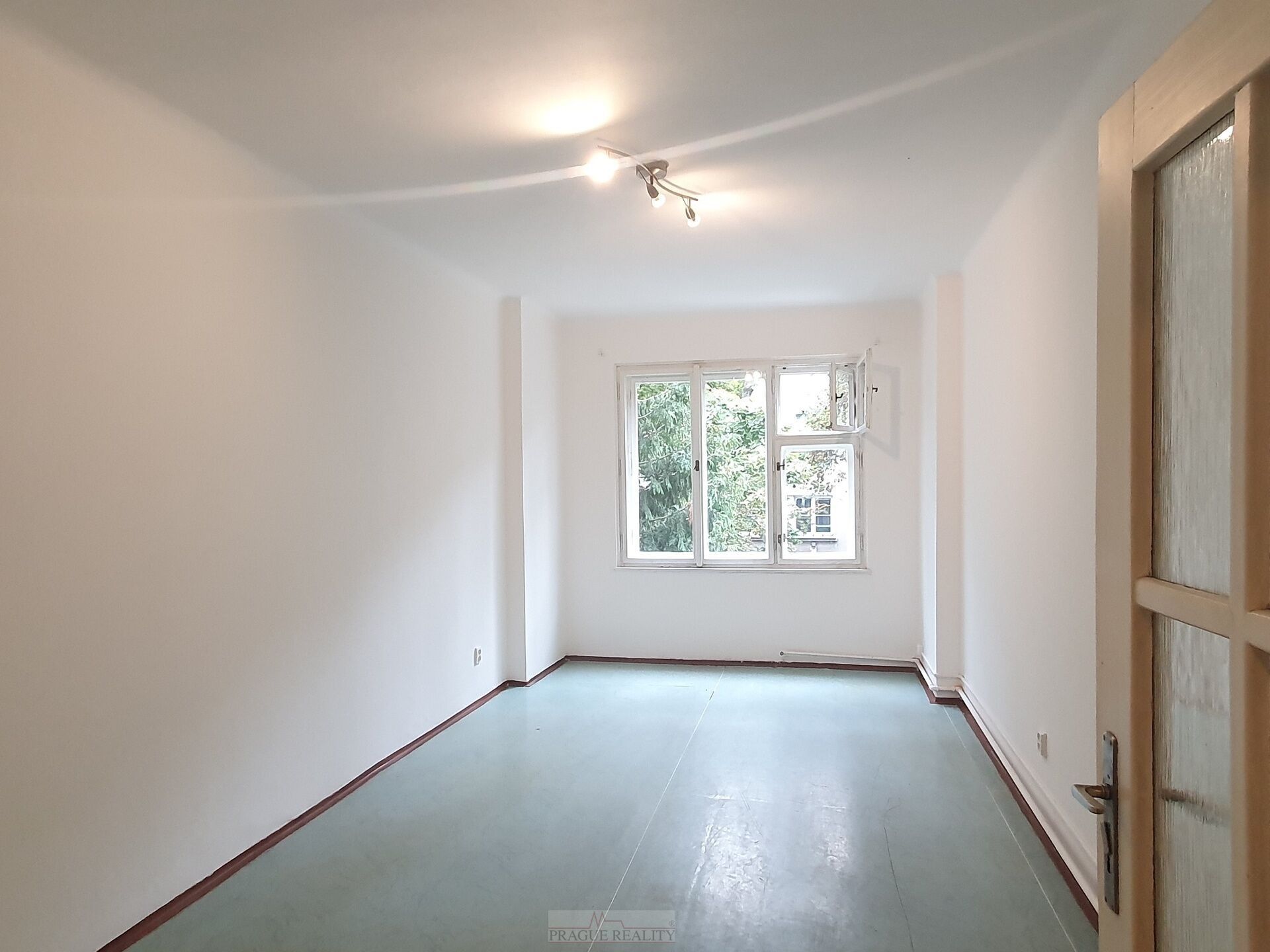 Pronájem byt 1+kk - Biskupcova, Praha, 27 m²