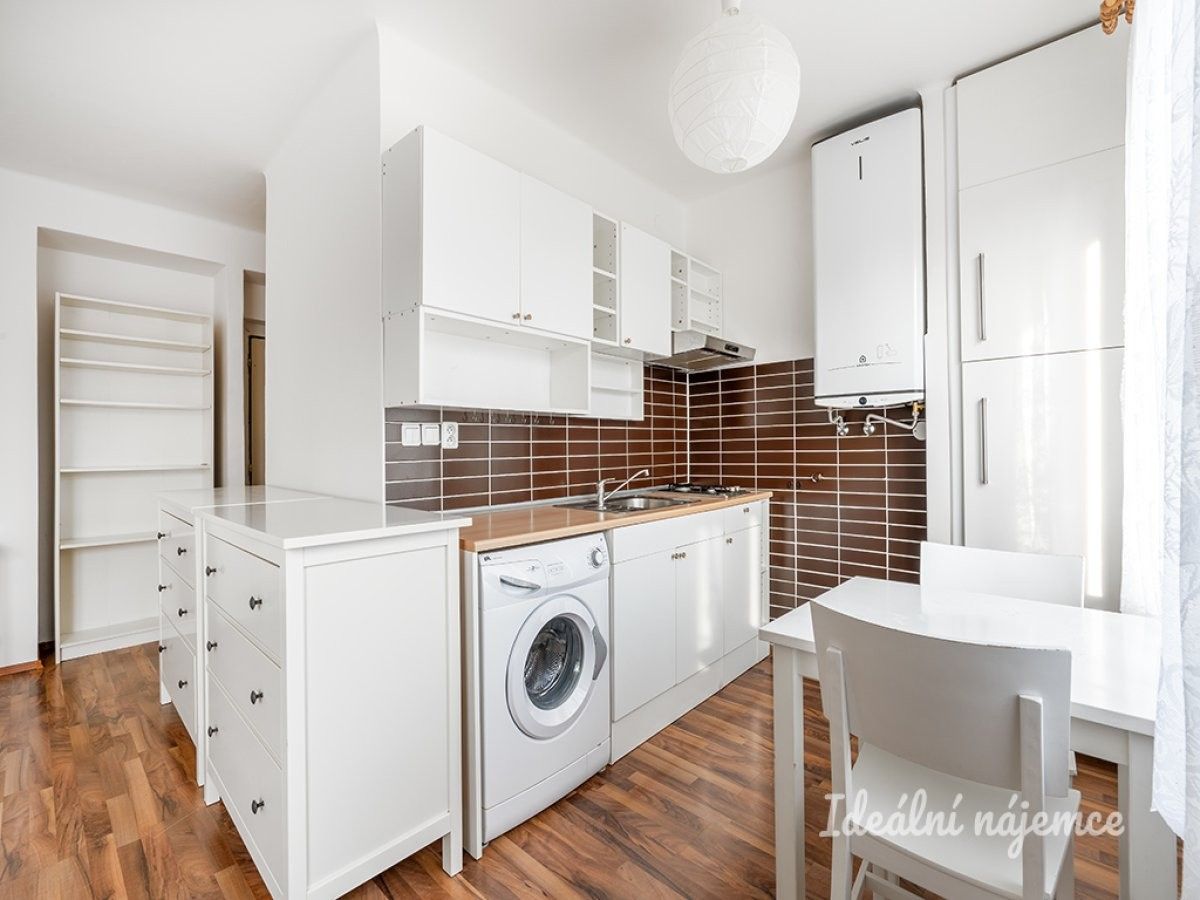 Pronájem byt 1+kk - Prosluněná, Praha, 35 m²