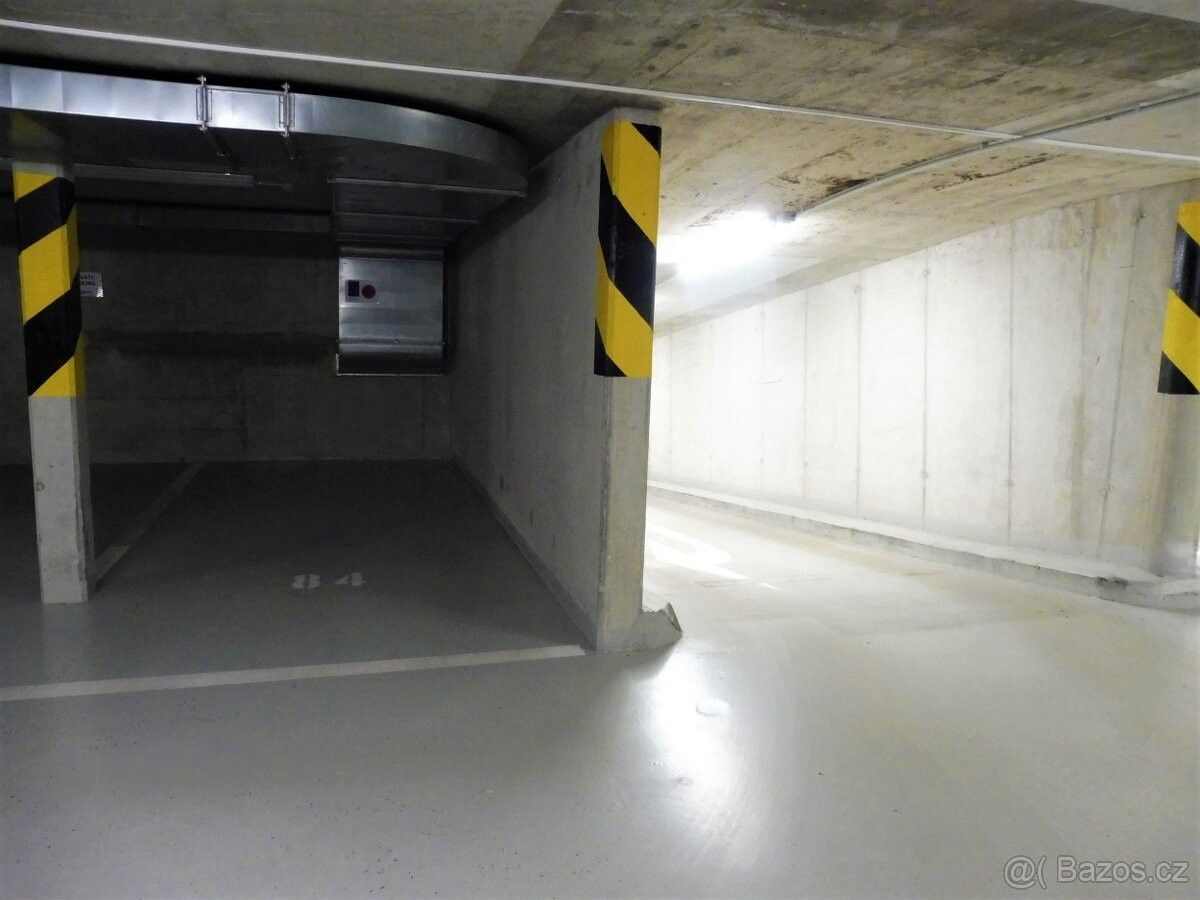 Garáže, Praha, 140 00