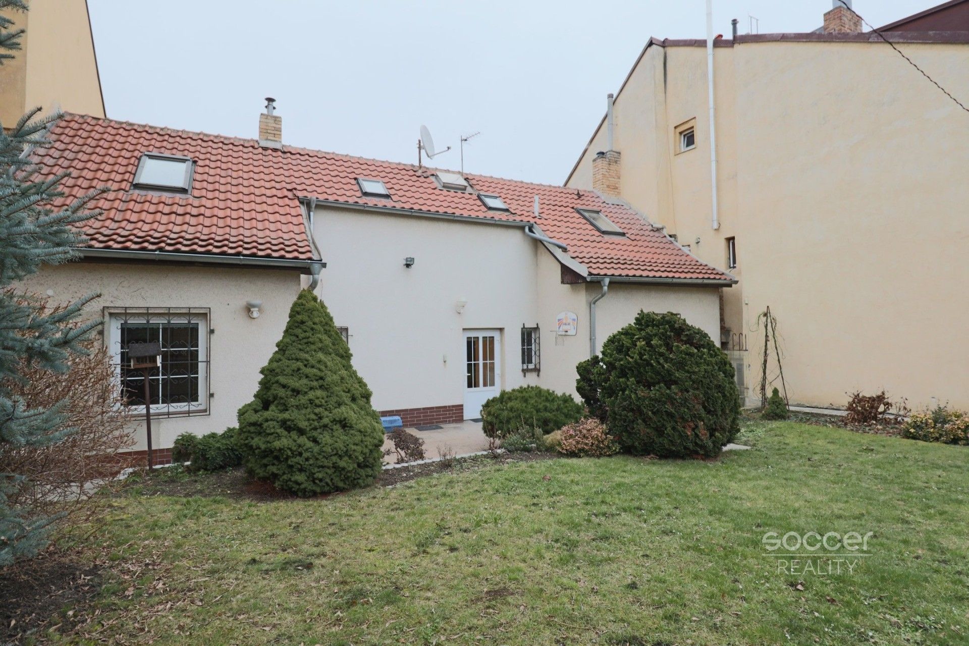 Prodej rodinný dům - Průběžná, Praha, 450 m²