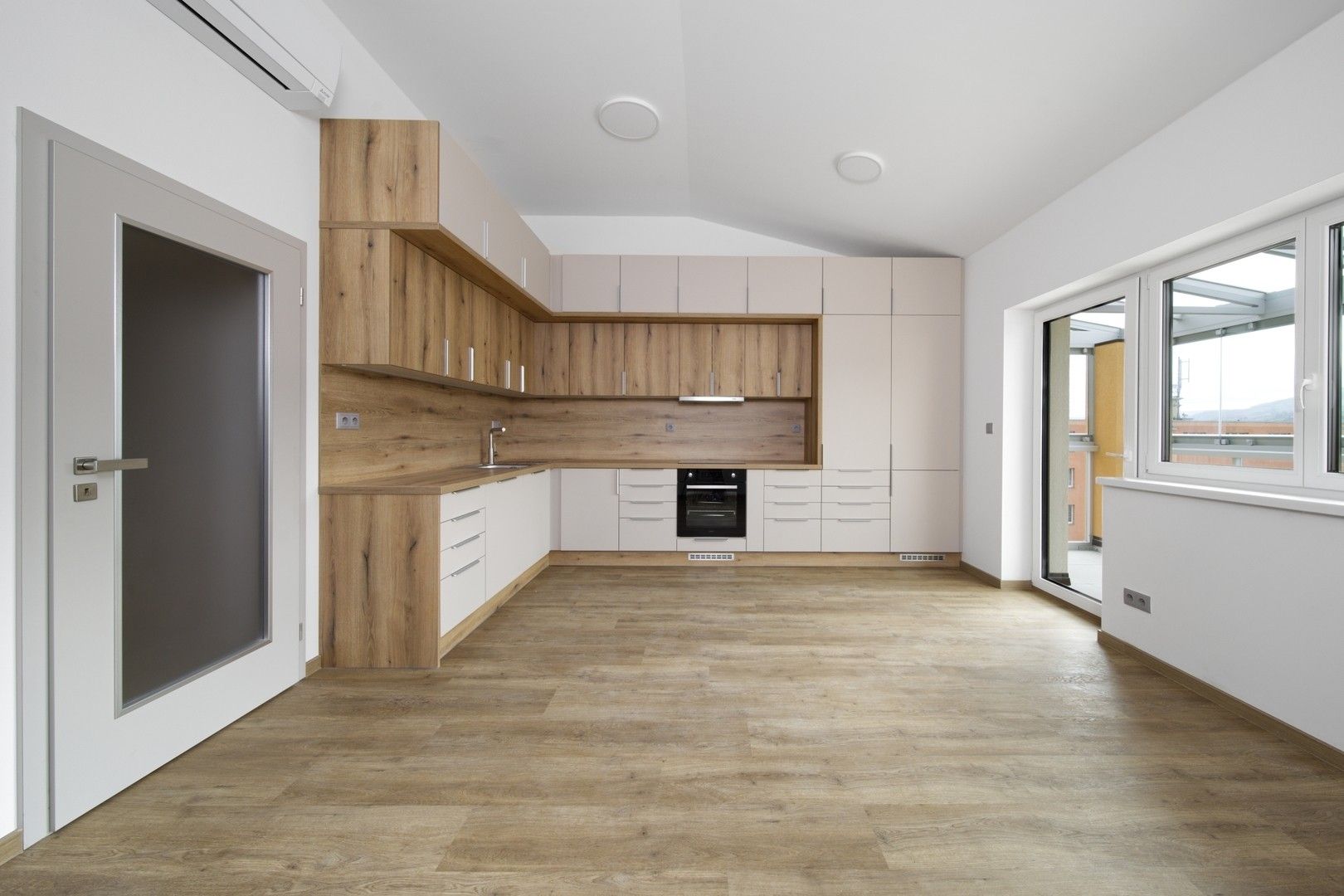 3+kk, U Trati, Karlovy Vary, 71 m²