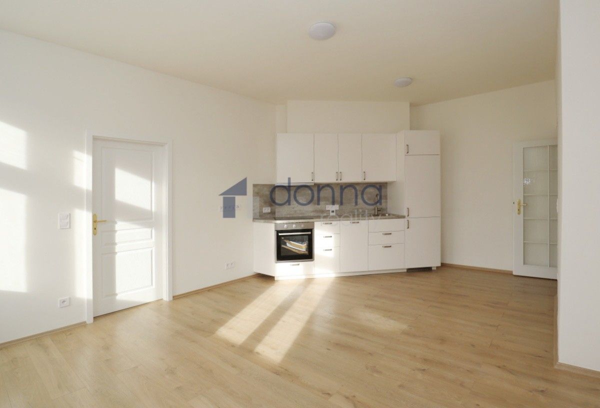 3+kk, Rumunská, Praha, 67 m²