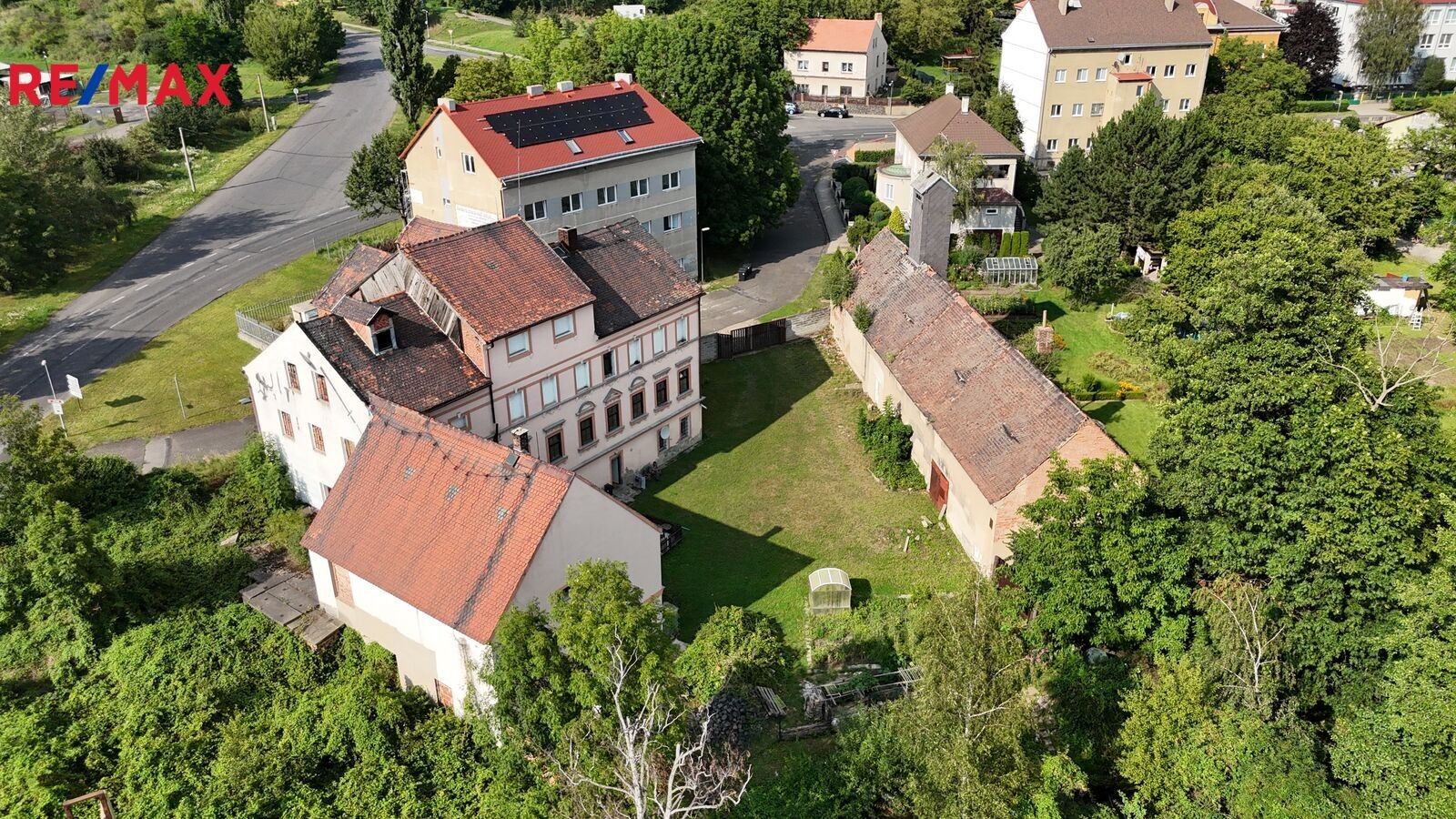 Zemědělské usedlosti, Hostomice, 1 305 m²